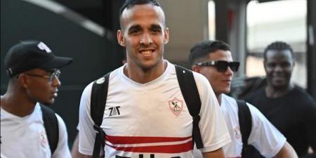 بالورود.. الجماهير تستقبل بعثة الزمالك وكأس السوبر الإفريقي بمطار القاهرة