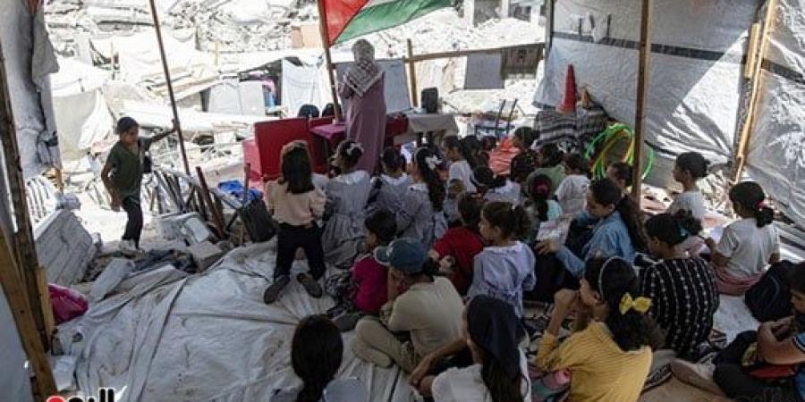 مدرسة الخيام.. أستاذة فلسطينية تصنع من الحطام فصلا دراسيا لتعليم الأطفال - مصر بوست