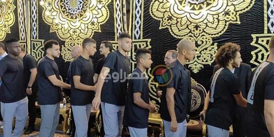 "على كرسي متحرك".. أحد محبي إيهاب جلال يقدم العزاء في الإسماعيلية - مصر بوست