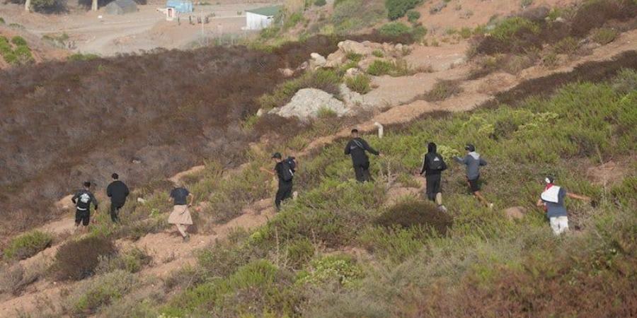 دوافع إقدام قُصر وشباب مغاربة على مغامرة الهجرة الجماعية صوب سبتة