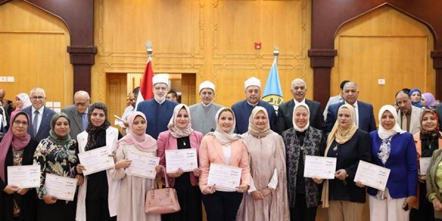 مجلس جامعة الأزهر يكرم المشاركات في برنامج صناعة القيادات النسائية المشرقة