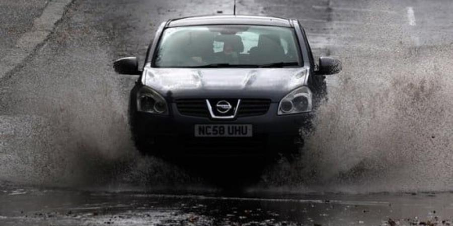 الخوف من شبح الفيضان.. غرق شوارع انجلترا بسبب هطول أمطار غزيرة - مصر بوست