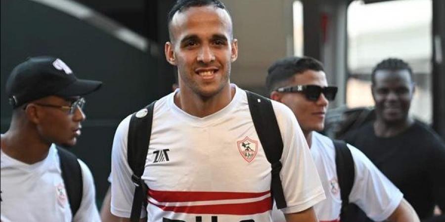 بالورود.. الجماهير تستقبل بعثة الزمالك وكأس السوبر الإفريقي بمطار القاهرة