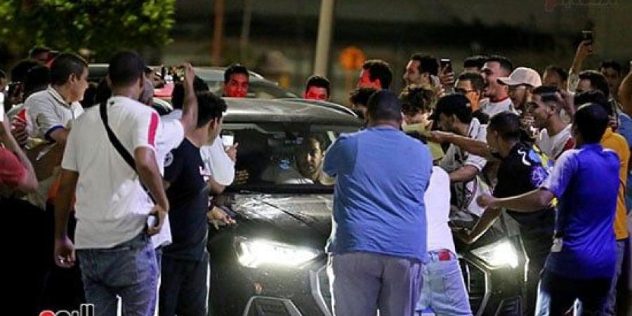 ورود وهتافات لزيزو وعمر جابر ومنسي فى استقبال لاعبى الزمالك بالمطار بعد حسم السوبر الأفريقي - مصر بوست