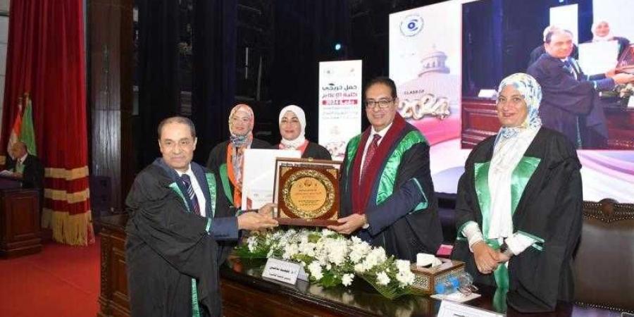 رئيس جامعة القاهرة يشهد احتفالية تخرج دفعة 2024 بكلية الإعلام وتكريم رموز من كبار الصحفيين والإعلاميين