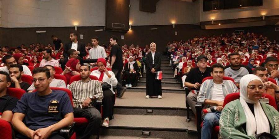 رئيس الجامعة يعقد لقاءً تعريفياً بطلاب جامعة المنيا الأهلية الجُدد