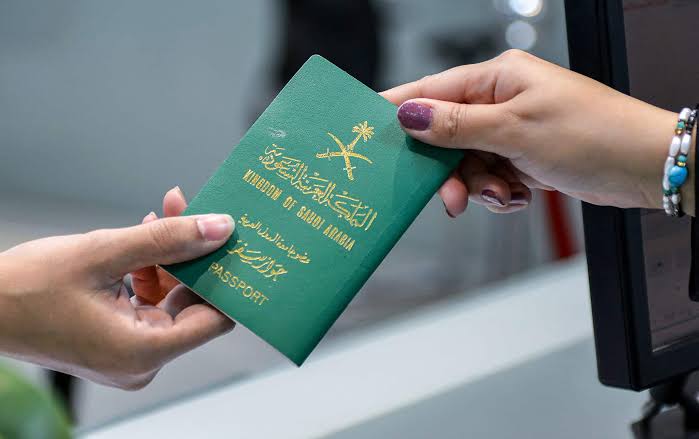 الجوازات السعودية تُعلن رسوم تجديد الإقامة 1445.. اعرف التفاصيل