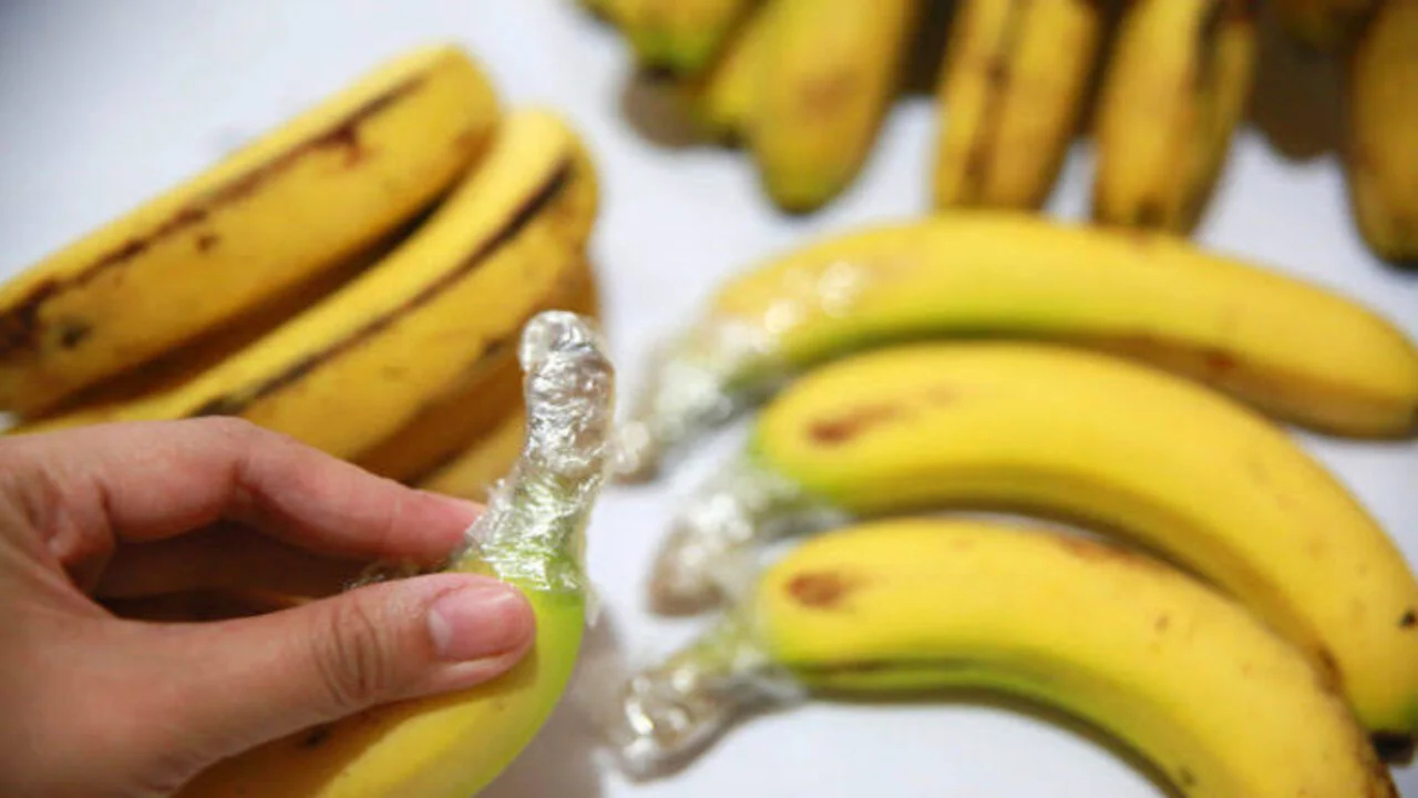 “فكرة بمليون جنيه” طريقة سحرية لحفظ الموز بدون ما يسود أو يفسد لأطول مدة