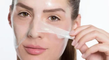 “بشرتك هترجع صافية” أفضل طريقة لإزالة الجلد الميت من الوجه هتلاحظي النتيجة من أول مرة!