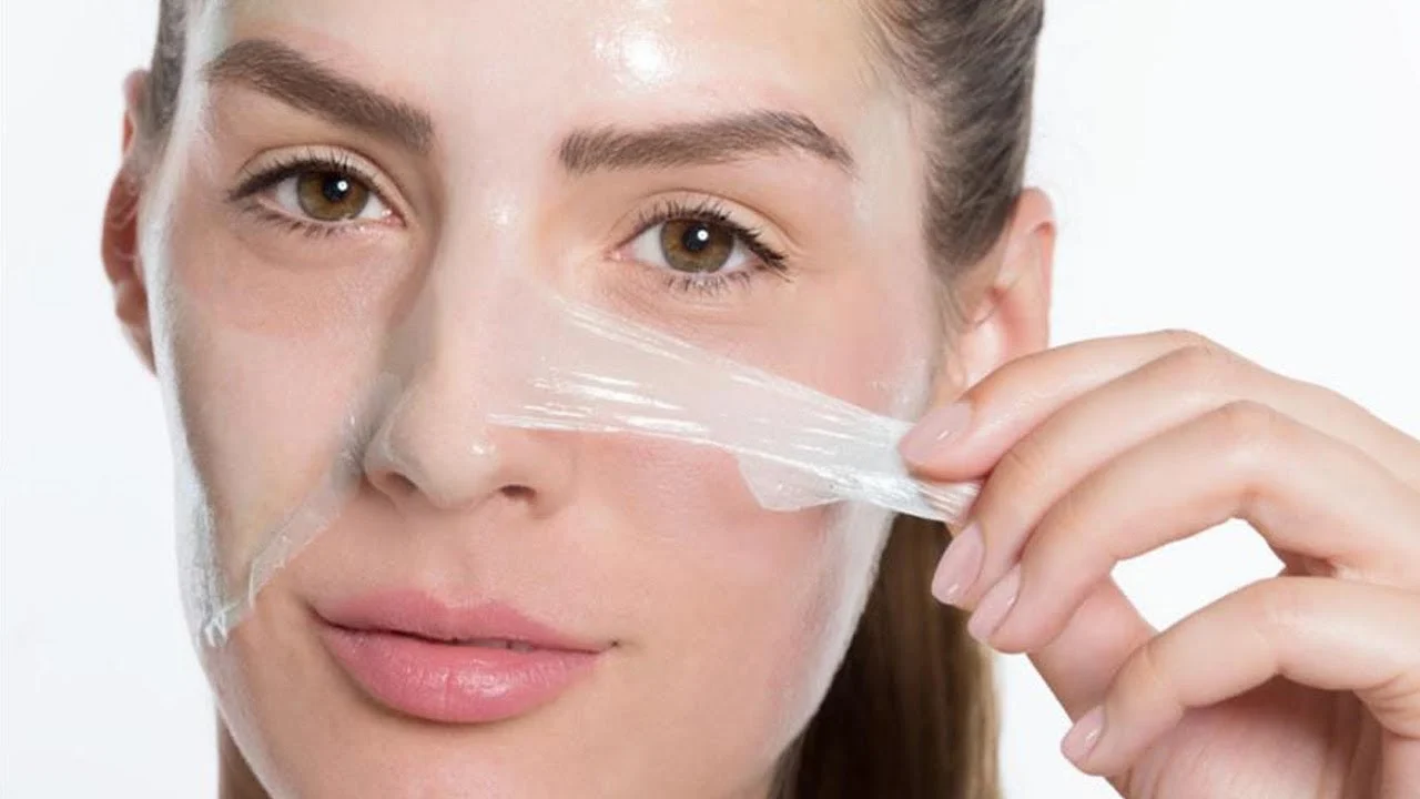 “بشرتك هترجع صافية” أفضل طريقة لإزالة الجلد الميت من الوجه هتلاحظي النتيجة من أول مرة!