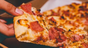 “ولا عزاء لمطاعم البيتزا” البيتزا الإيطالية في الطاسة بدون فرن بمكونات بسيطة