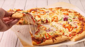 “بمكونات اقتصادية” طريقة عمل البيتزا الشهية في وقت قصير